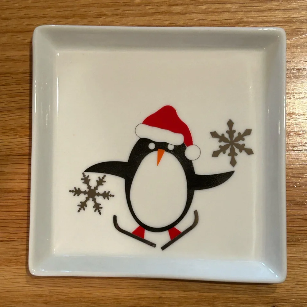 Crate&Barrel Penguin Holiday Snack/Appetizer Plate Set